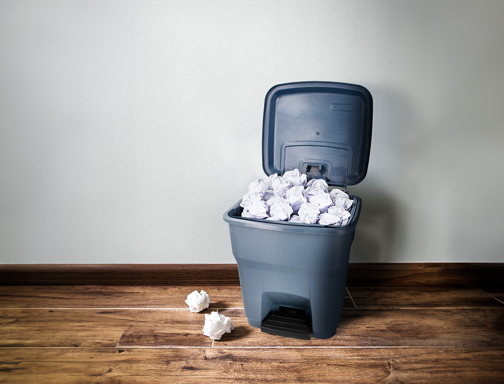 PAPELERA CONTENEDOR Q-CONNECT PLASTICO CON TAPA Y PEDAL 30 LITROS GRIS 395X395X420 MM
