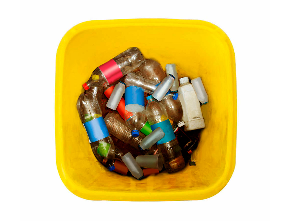 PAPELERA CONTENEDOR Q-CONNECT PLASTICO AMARILLO PARA PLASTICOS Y ENVASES METALICOS 100L CON TAPA Y RUEDAS 750X470X370 MM