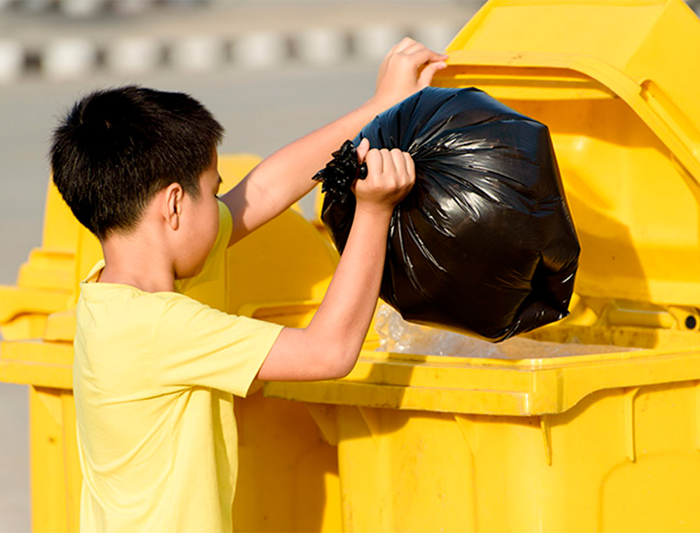 PAPELERA CONTENEDOR Q-CONNECT PLASTICO AMARILLO PARA PLASTICOS Y ENVASES METALICOS 100L CON TAPA Y RUEDAS 750X470X370 MM